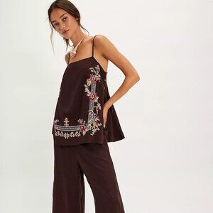 Sightseer Embroidered Linen Set